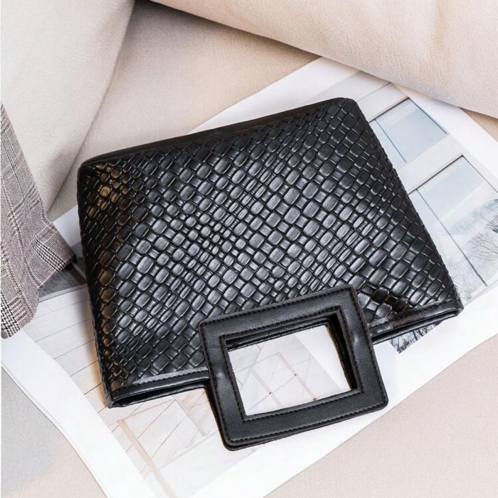 Elegant Black Woven Tote Bag - Picture 4 of 6